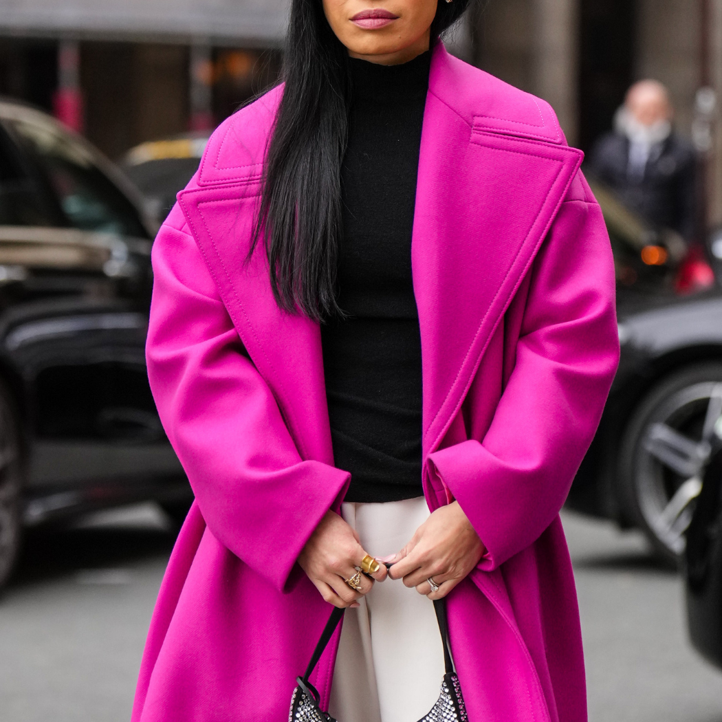 Jak nosić różowy płaszcz? Stylizacje, na punkcie których oszalały influencerki. Zainspiruj się!